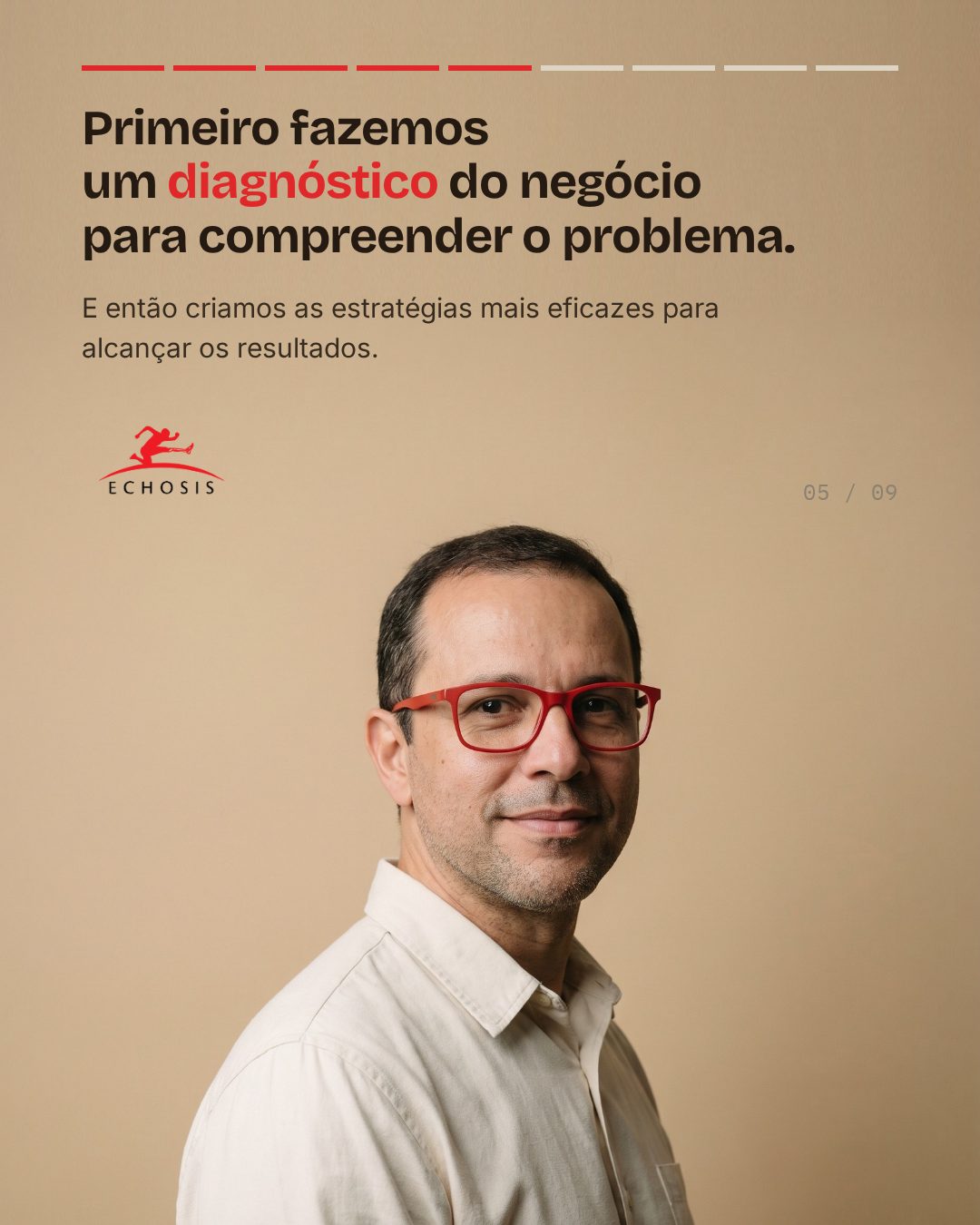 Slide de carrossel sobre diagnóstico do negócio, retrato de consultor sobre fundo areia